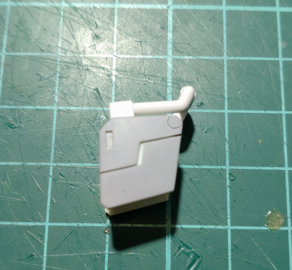 肩アーマーを横断しているラインはプラ板の合わせ目をズラして掘りにしています。