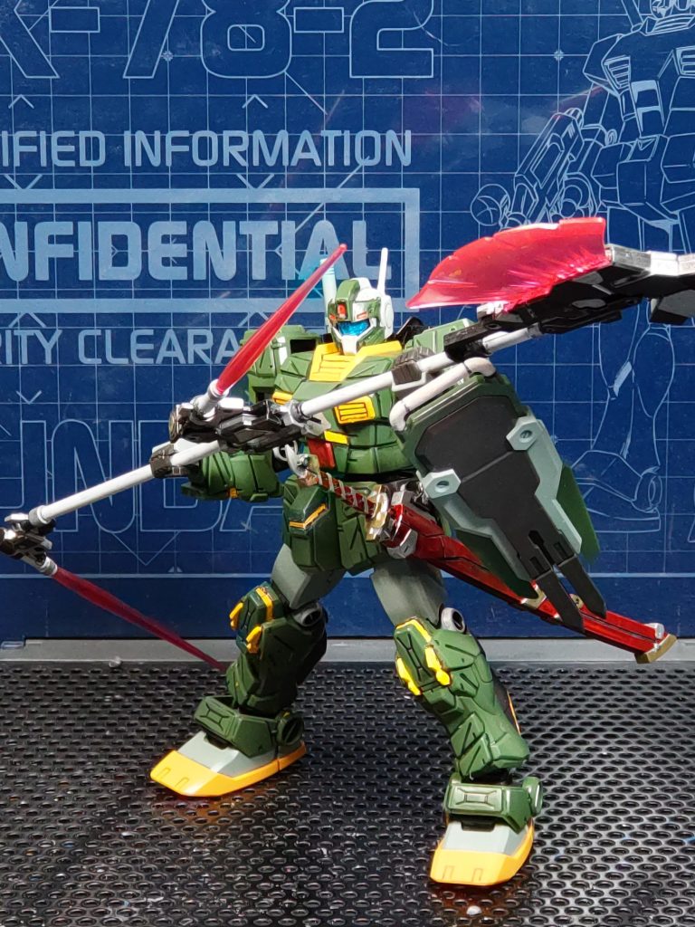 ４番機ジム・ストライカーの塗装前武装は、システムウェポンキット007のツイン・ビーム・スピア(複合タイプ)と、ビルダーズパーツのソードと鞘