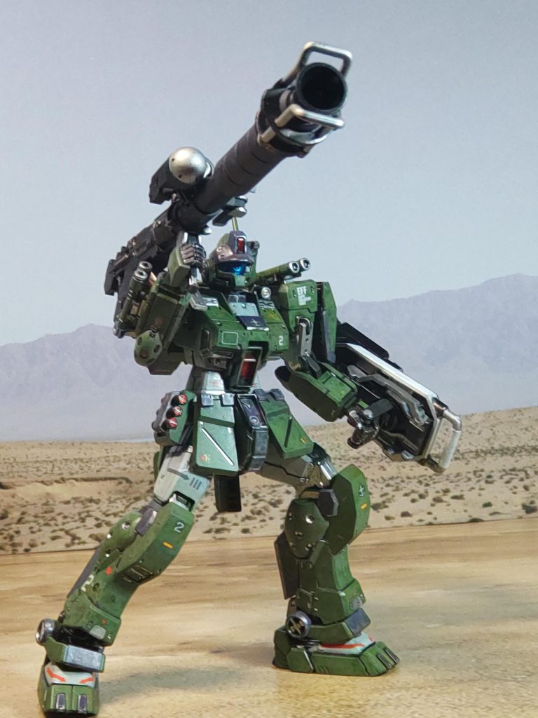 副隊長機のジム・スパルタン大型の特殊バズーカとクローアーム付きのシールドを装備した２番機隊長不在の時は部隊指揮を取り、あらゆる任務もこなす万能タイプ