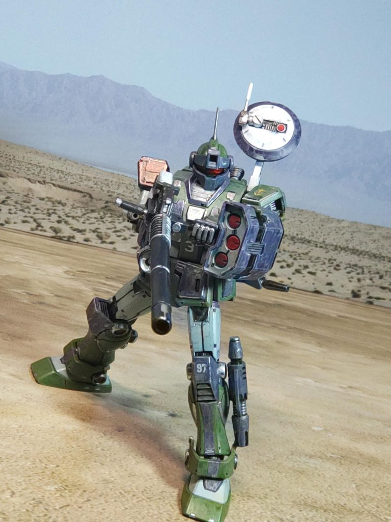 支援機のジム・スナイパーカスタムロングレンジビームライフルと３連ロケットランチャーにレドームを装備した３番機偵察や索敵、戦闘時は奇襲や狙撃を得意とする支援タイプ