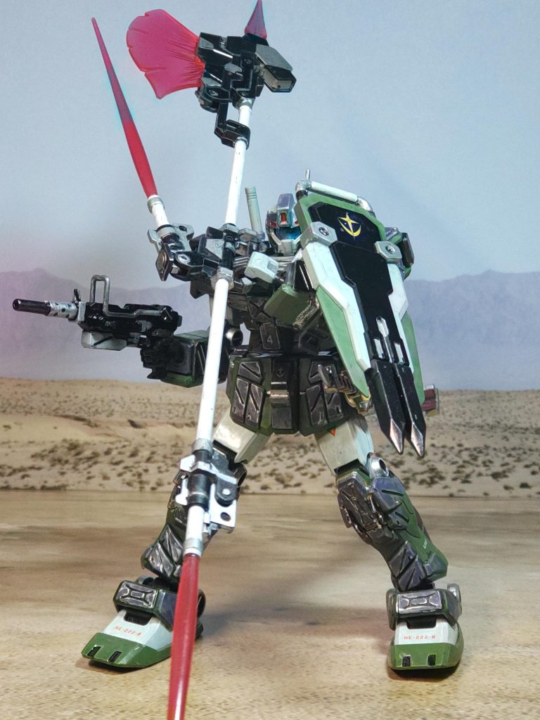 突撃機のジム・ストライカー大型の特殊ビームハルバードに対MS用の刀「パッシングレイン(村雨)」を装備した４番機見ての通り、接近戦を得意とする突撃タイプ