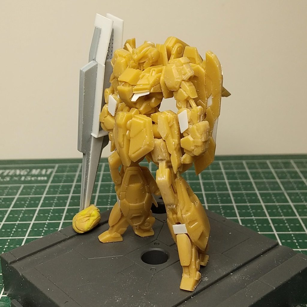 製作途中の状態です。白い部分はプラ板です。シールドはまだ形を調整する前の初期状態です。こんな感じでプラ板を貼り合わせてつくりました。