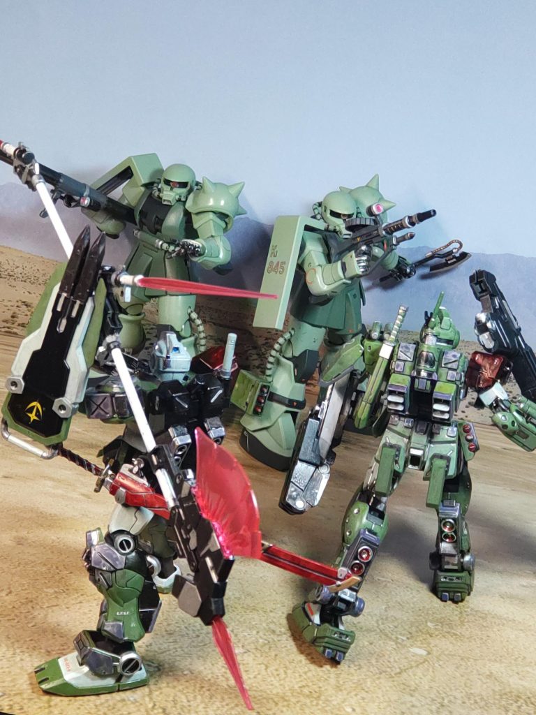 ザク２「あれは………まさかレッドコマンダー！？」ザク１「不味い！迎撃するぞ！！」