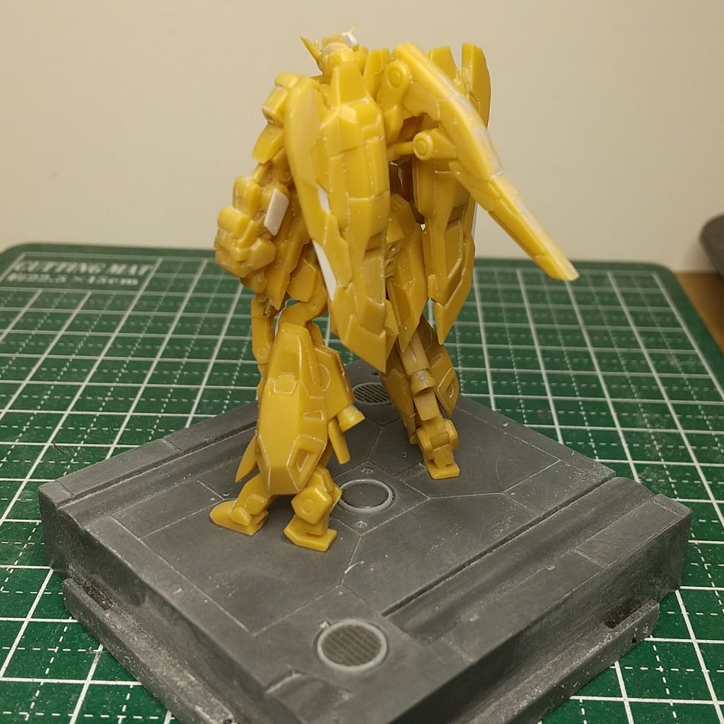 背中側と、台座の加工が入った状態です。ウェーブさんのプラパイプと、コトブキヤさんの丸モールドを使っています。