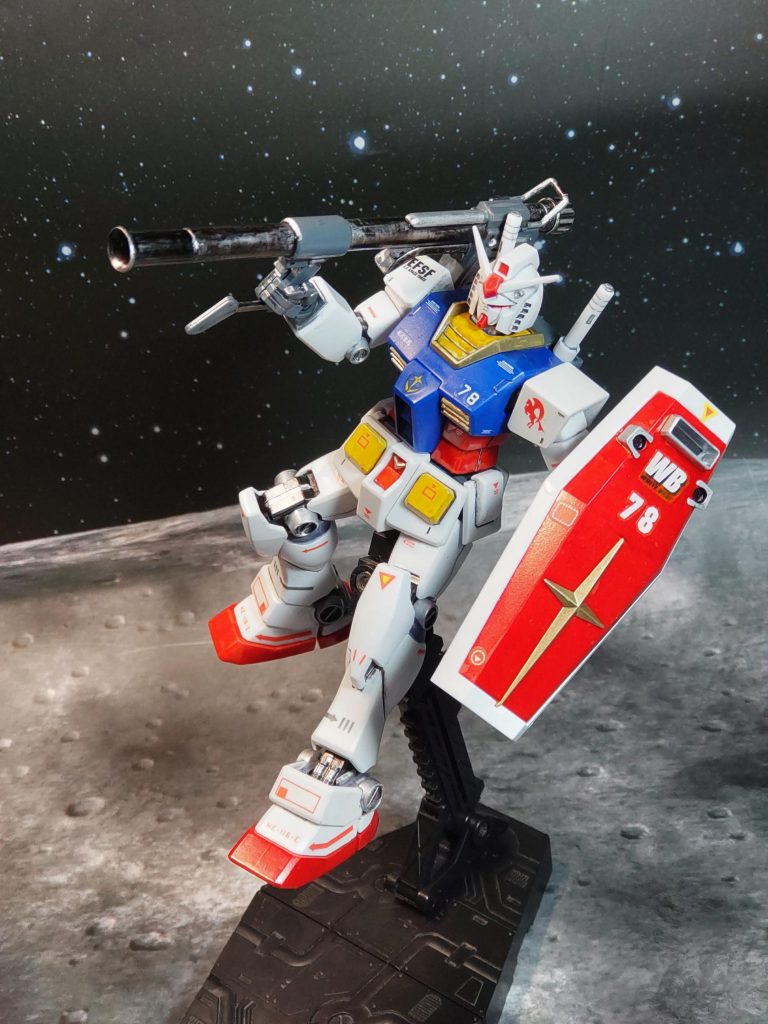 バズーカを撃つガンダムこうして見ると、足が長いガンダムに慣れてしまった事に気付かされる