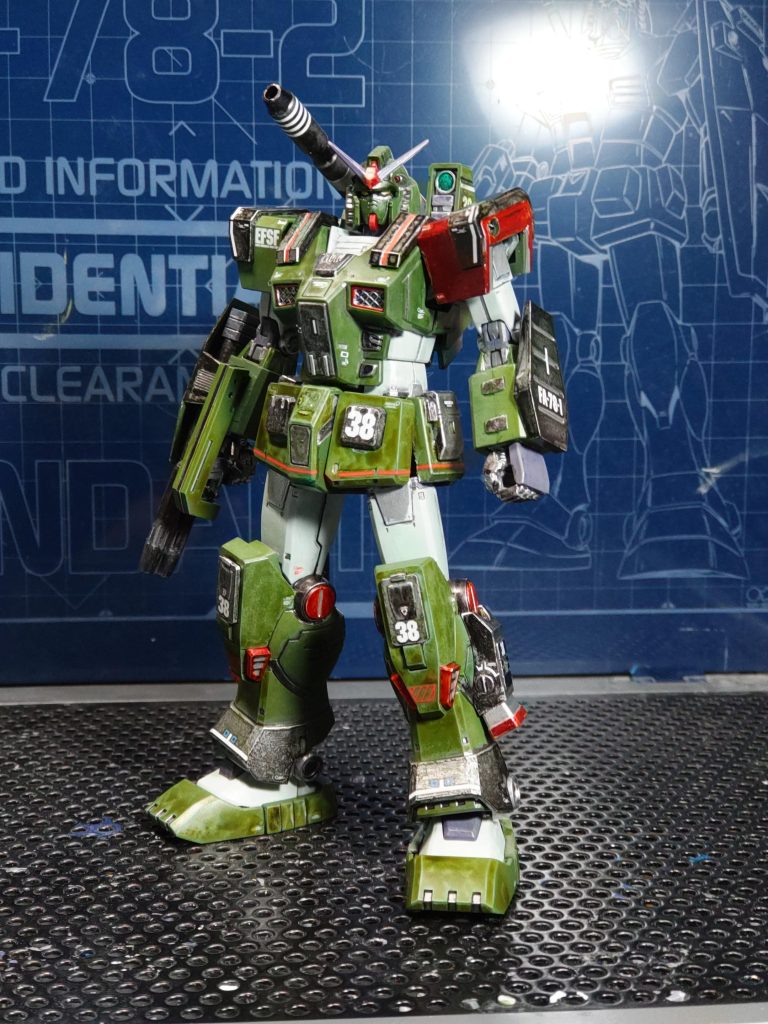 フルアーマーガンダムバージョンこっちは、本家レッド◯ョルダーカラーではなく、キ◯コのレッド◯ョルダーカスタムカラーにして左肩を明るい赤に塗装そして、ちょっと重みを出す為に、各所にガンメタを塗装このままでも十分カッコいいですが……