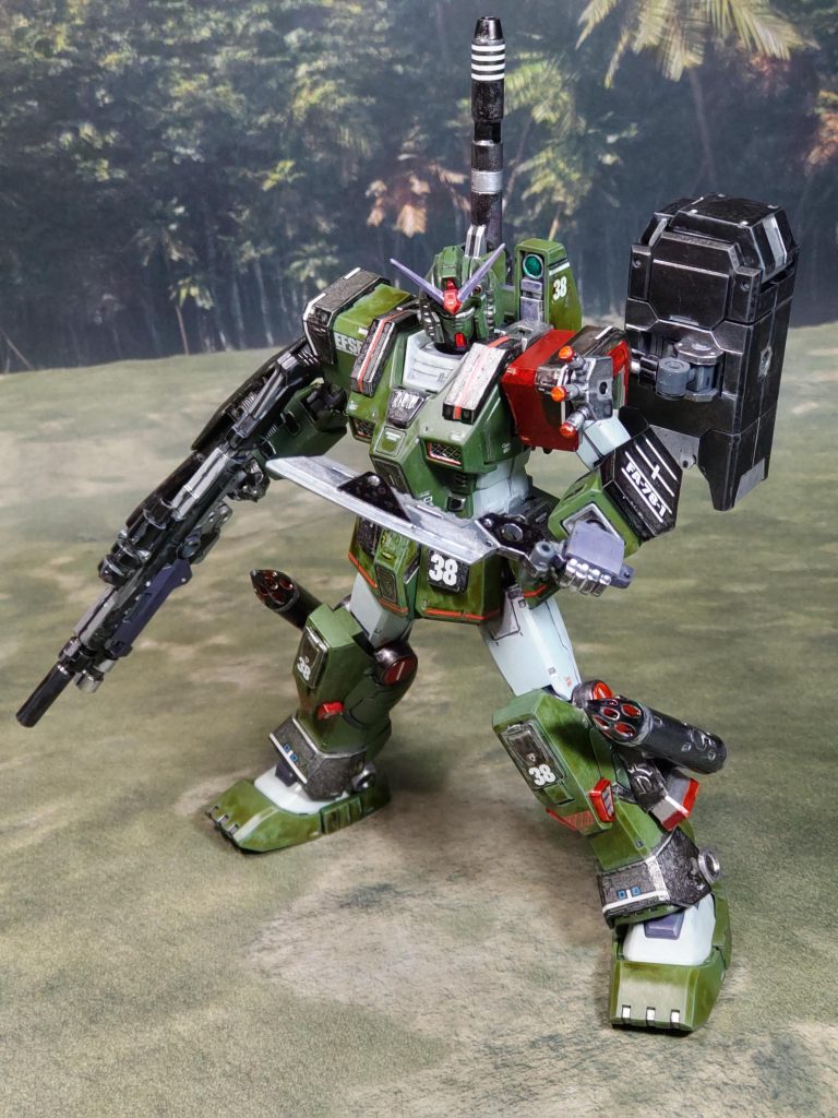 近接武器は大型ナイフ下手にビーム・サーベルを持たせるより、こっちの方が様になるかな