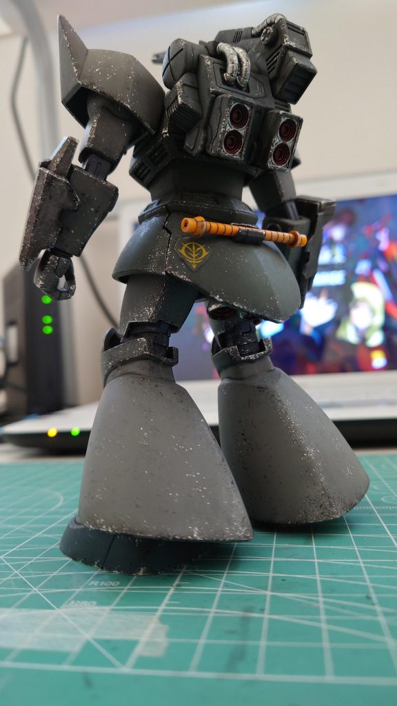 素組み→一部合わせ目消し→少し部分塗装→トップコートつや消し→ウェザリングカラー→スポンジチッピング。合わせ目消しと部分塗装したのでいつもより作業工程が増えてしまいました。手間ひまかけた結果、白かぶりさせてしまうという………💦まぁ、そういう失敗も含めてガンプラは楽しいです❗ゲルググキャノン、今となっては中々再販されず貴重なキットになってしまいましたね。次購入できたら、もう少しキレイに造りたいと思います。