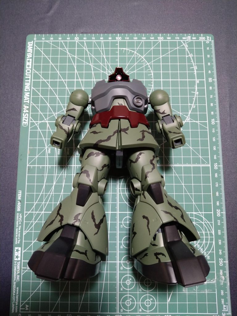 1色目が終わったところ。普通は薄い色からスタートするとやりやすいのですが、本作は初めての機体だったのと、黒を背骨(指標)として進めないと迷子になりそうだったので、黒でスタート。