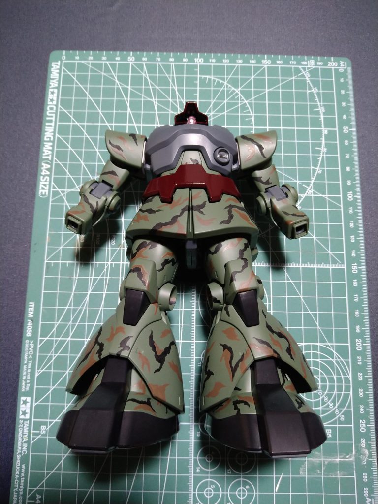 2色目が終わったところ。茶色は本作では『つなぎ』の役目をします。実は最初、茶色にはタミヤエナメルのフラットアースを使いましたが、キャップの色とは違い、ほぼ黄土色でした。スゴくボヤけた感じになったので、調色した色で泣く泣く上書き。メンドくさくて倒れそうでしたw