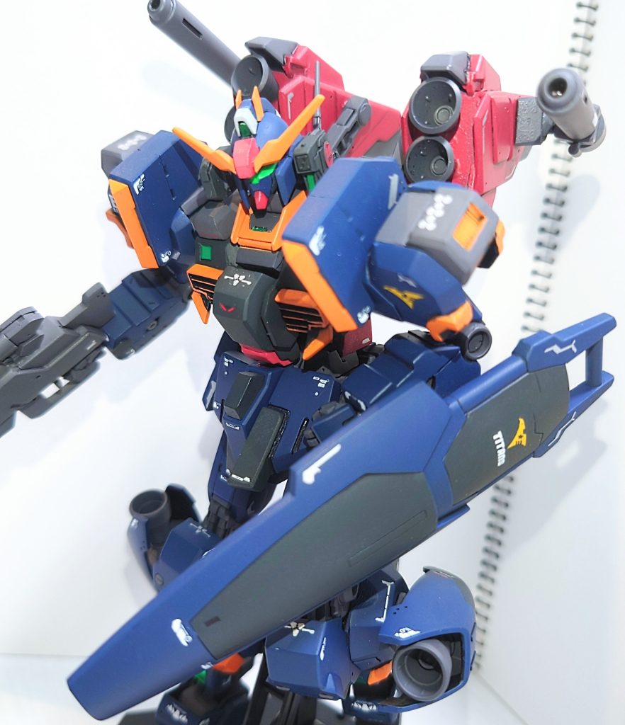 TR計画由来の高度なドラムフレーム技術を応用したものや、Sガンダム由来のビームキャノンが機体に組み込まれていたようだ。ブースターの向きを変えてのバックブーストも可能だったようで、全身のフレームの耐久度の高さが窺える。高コストながら機動性は当時の水準を軽く越えており、第二期モビルスーツにも匹敵する程であるが、実戦においてジムヘッドの2機が破壊され、残りの1機も連邦軍の本隊が接収した後に行方を眩ませている。