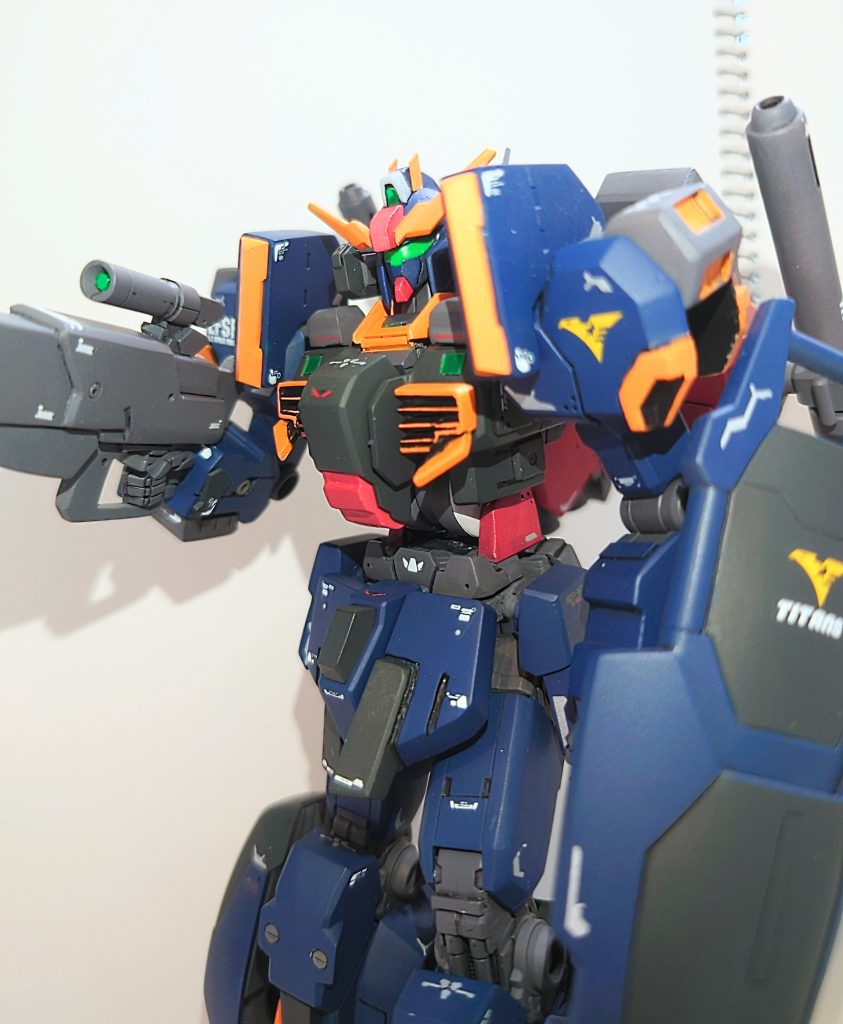 ジムヘッドのモニタリング機が2機、ガンダムヘッドの機動試験機が3機建造され、そのうちジムヘッド全機とガンダムヘッド一機を合わせた3機がティターンズに納入、実戦に投入されたといわれる。U.C.0090に地球連邦軍特殊部隊「グレイヘイズ」と交戦し、同部隊のジムⅢカスタムを3機行動不能にしている。