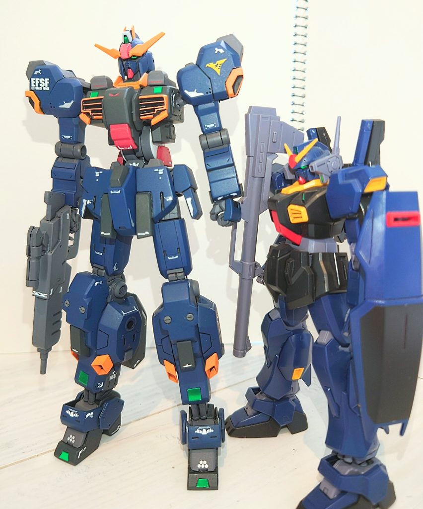 軽装状態の本機と、標準的な18m級MSとの対比。本機は25m級の大型MSであることから、80年代後半のMSの恐竜的進化の影響が窺えよう。(U.C.0143 4月8日 プラメ·ガー)