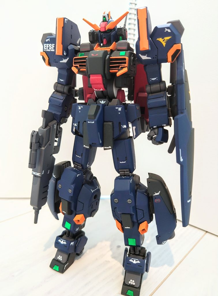 肩や脛のブースターに、高機動バックパックなどを装備した状態の本機はその大推力で強引に姿勢制御を行っていたとされ、パイロットの負荷を考慮せずに開発された。その特徴から、ラプラス事変などで袖付きやジオン共和国が運用していたとされるシナンジュ系列の機体との共通項が見られるが、詳細は不明。