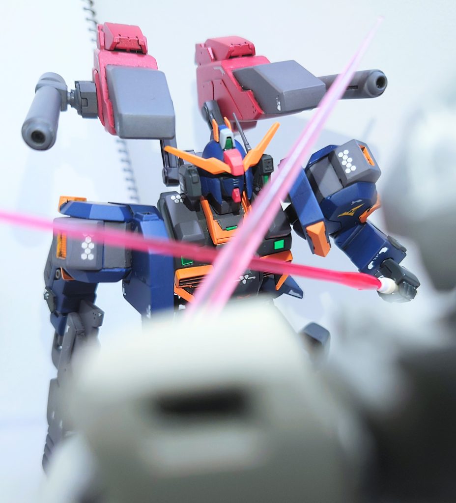 そんな謎の多いファクターガンダム、実はグレイヘイズ隊のMSとの戦闘記録が残されている。特別に連邦軍から許可をもらった写真を掲載する。ジムⅢカスタムのパイロットであるエクトル·サパタ少佐とダニエル·アンダーセン(ティターンズ残党所属のため階級は不明)との音声通信記録が残されていたが、軍事機密のためどのような会話をしていたかは不明。