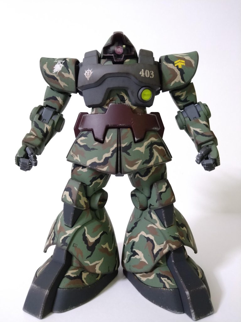 前。ウソっぽいかもしれませんが、ドム作製は実はホントに初めてでした。理由は。。。①当時小2のお小遣いでは、ドム購入困難。②ザク好きなので、ドムは太ましくてイヤ。③ザクを弱く感じさせるドムに嫉妬wこんな感じでした。でも作ってみるとカッコ良い機体で、完全な『食わず嫌い』でしたね😅ただ、普段ザク系を作り慣れている為、ドムのデカさには苦しめられる事に。。