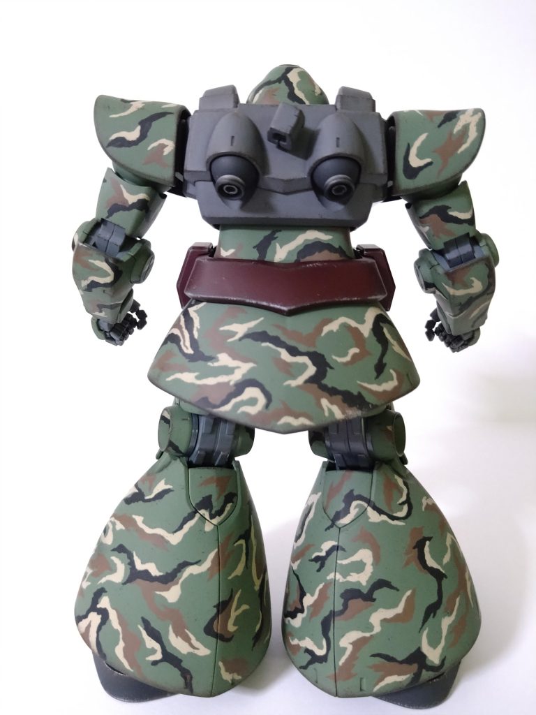 後。今回は迷彩塗装にひとつテーマを持って臨みました。前々から『いつかは』と決めていたお手本があったのです。AFV系の海外有名モデラーさんの模型ノウハウ本に載ってた、エッグいスプリンター(破片)迷彩の見事な作例に一目惚れしてしまい。。それをオマージュして、面積の広いドムにガッツリ描き込んでみようとスケベ心を出したのが間違いでしたw