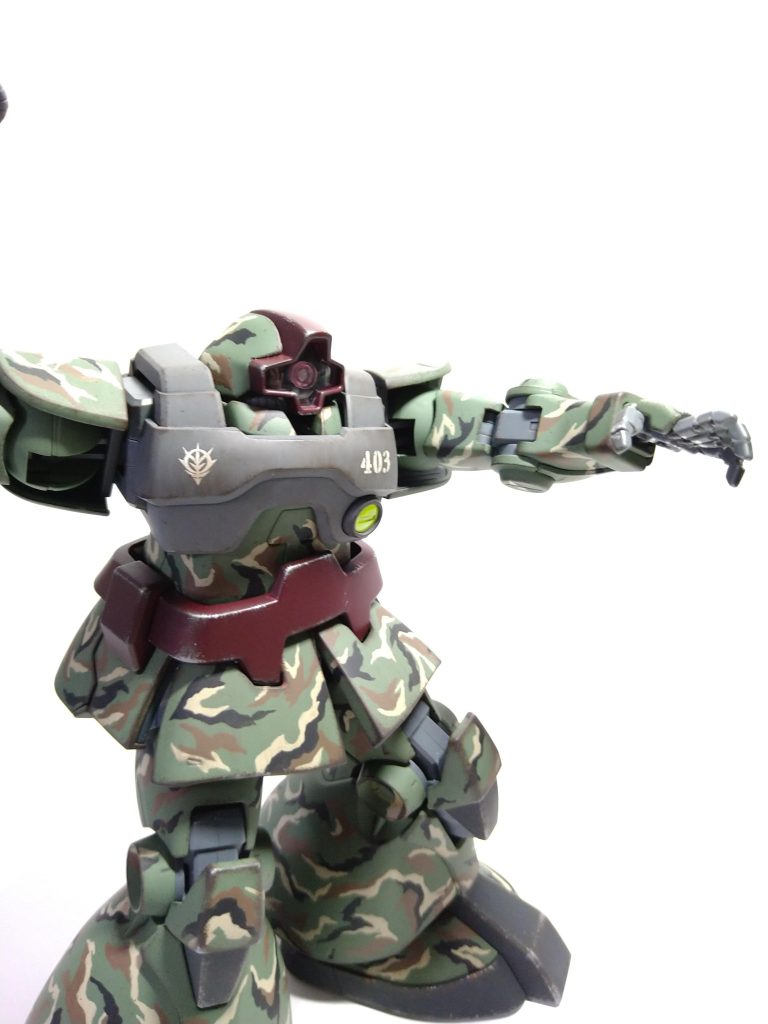 斬撃シーン横から。モノアイ周りとベルトの色は悩んだ結果マルーンにしました。タミヤのツヤ消しトップコートで思った以上にトーンダウンしてくれて、いい挿し色になった気がします😊