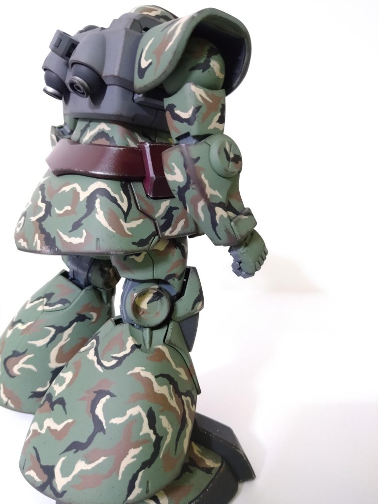 右後。まぁ分かってはいたものの、あまりにドムがデカく(感覚的にはザクの倍w)、塗っても塗ってもスキマが埋まらず、大変でした💦制作工程に写真を載せてますので、バランス調整に興味のある方はご覧下さい。