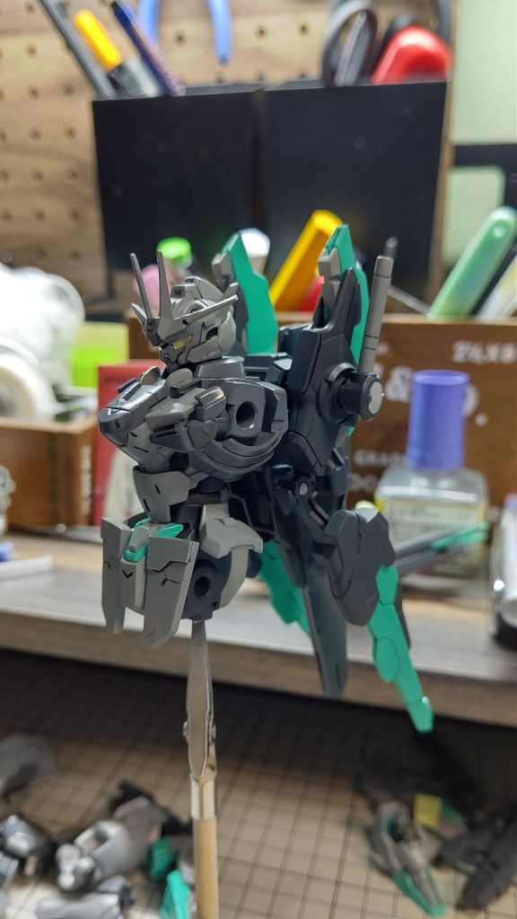 上半身まで作った様子。つや消し仕上げですが蛍光塗料を塗った場所は光沢仕上げです