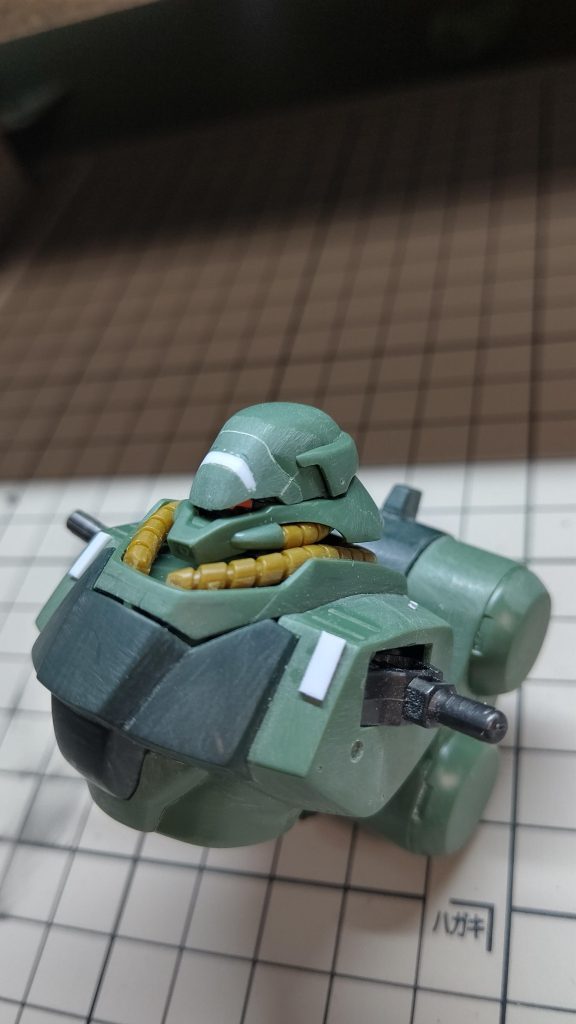 頭部のヘルメット部の庇を少し下に下げて表情を変更してあります。