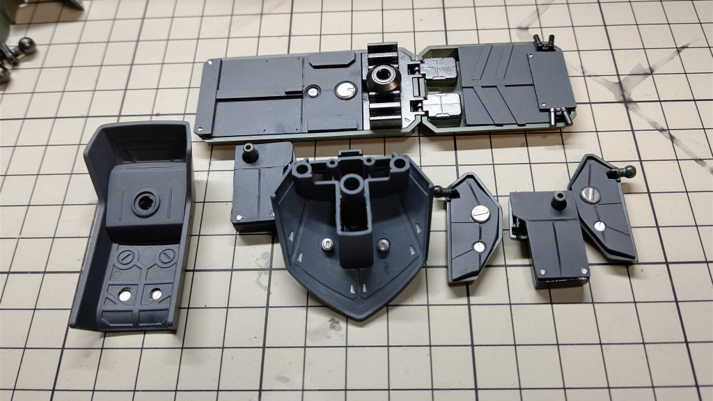 シールド裏やスカート裏にはプラ板をスクラッチしてパーツを埋め込みました。