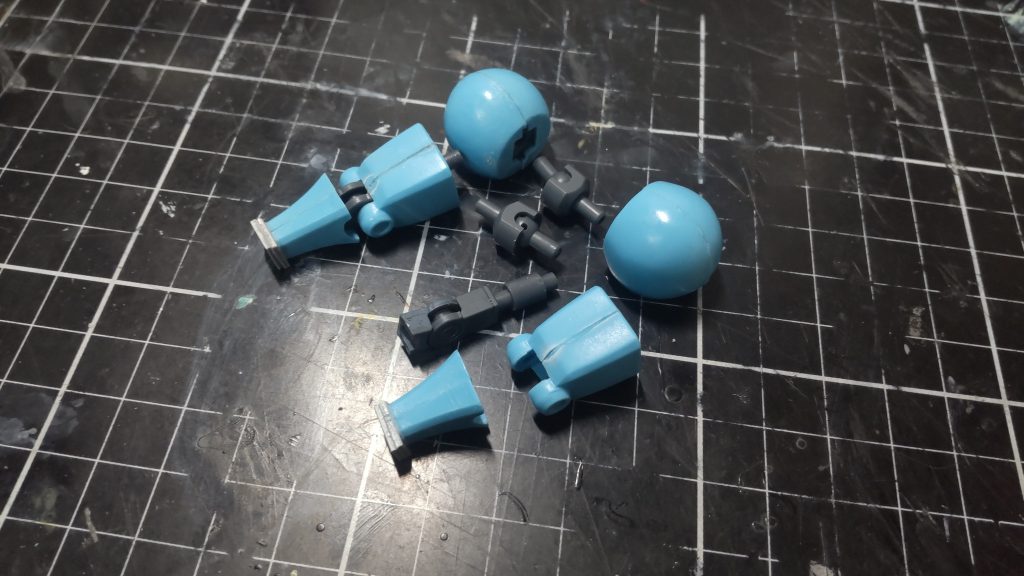 腕もフレームもどきを作って外装を被せてます。袖で2mm延長してます。