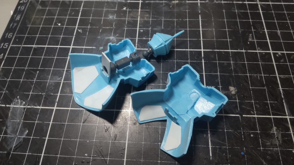 制作工程です。頭と腰はボールデンアームズ接続。つっかえ棒みたくして強度はそこそこ。