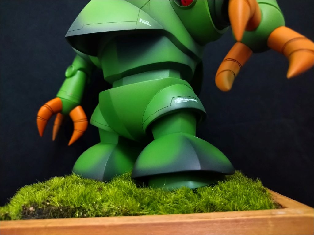 せっかくなので台座も作ろうと思い、以前よりとっておいた、何かに使えそうな百均アイテムを利用しました。草生した大地に立つゾックというのはなかなか絵になると思ったので、手軽に効果が得られてラッキー！