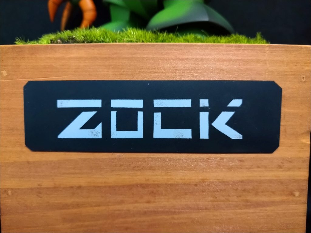 ついでにネームプレートも付ければもっと雰囲気出るやろ！の精神で付けました。やっつけで作った割にはイイカンジ！