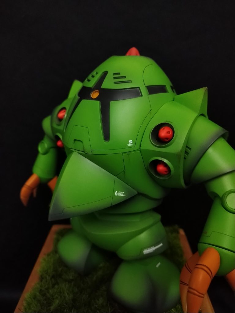 のっぺりとした印象があるので、スジボリとデカールで引き締めて、カラーリングはハッキリとした発色にしました。光の当たる方向を意識し、陰影を大きめに付けたのでケレン味が出てると思います。