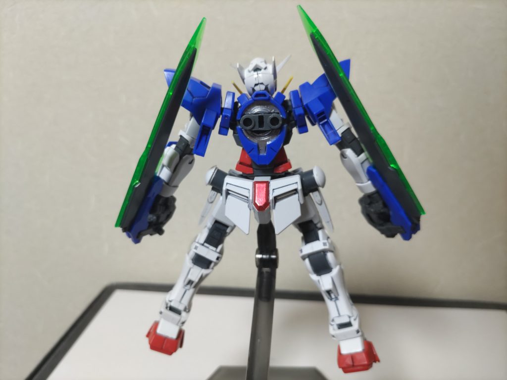 背部はバックパック（コックピット）との接続のため簡易的なスラスターのみ装備されている