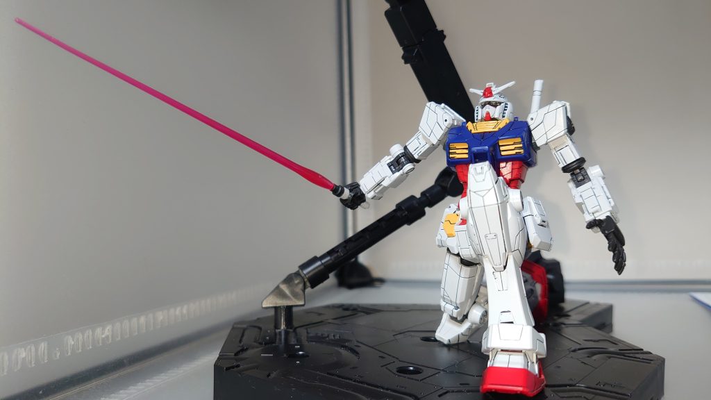 膝立ちのポーズもいい感じ。