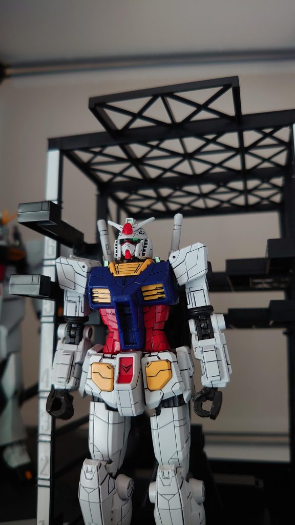 素組み、ガンダムマーカーでスミ入れ目とセンサーに蓄光シール目はクリアパーツだったので裏のパーツに貼り付けてみた。