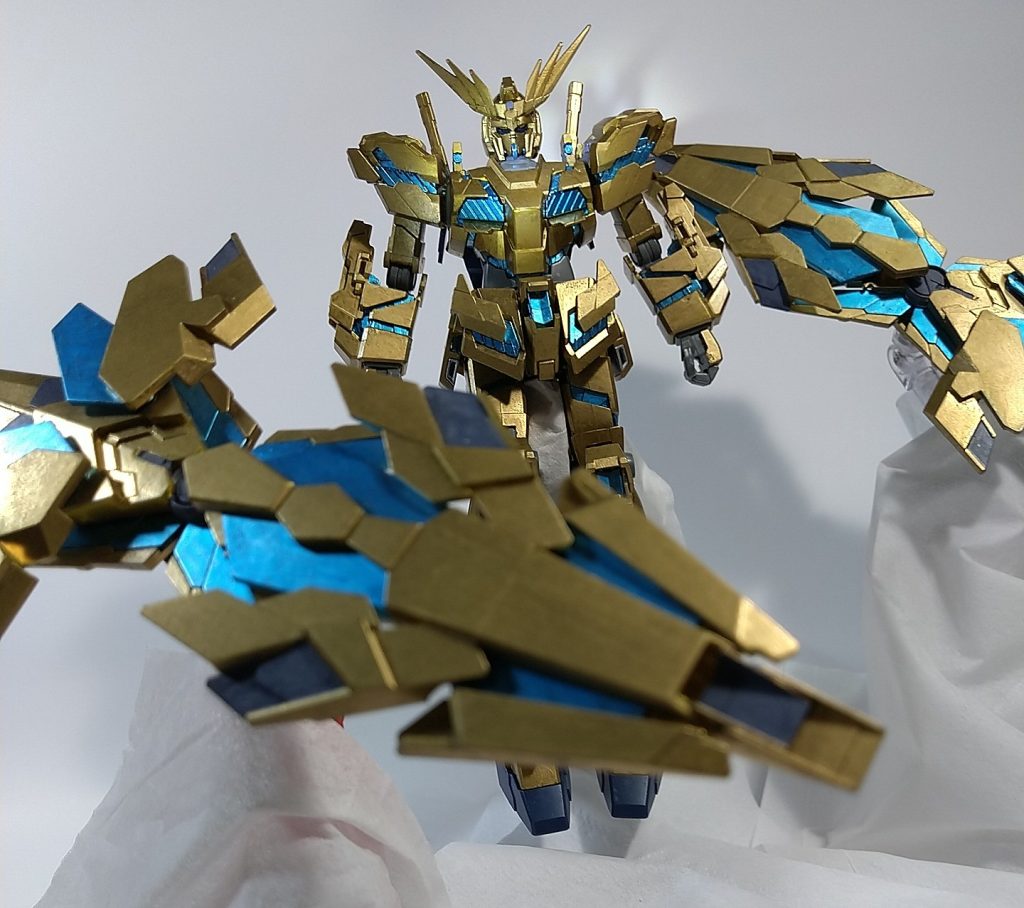 ガンダムマーカー直塗り全塗装はするものじゃない、と思った作品。でも成形色より全然マシになりました。