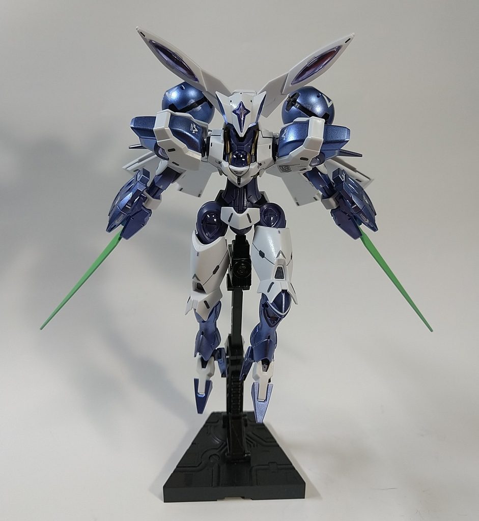 最初なので、紫色部分だけ「ガンダムメタバイオレット」で塗装。白は成形色のままです。