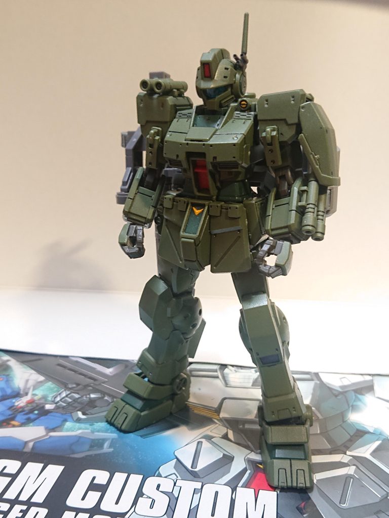 解説文③:バンガロール隊についてバンガロール隊はジオン残党などのテロリストへの対処として設立された特殊部隊の一つであり、UC0081年にニューギニア基地に配備された。UC0083年次は司令官はウィンストン・F・バンガロール准将(51歳)であり2個MS小隊を擁し、うち第1小隊は単独での敵地侵入や撹乱が専門でジム・スパルタンを4機、第2小隊は要塞や都市での近接戦闘が専門でジム・ストライカーを4機を装備している。この写真は解説文①と同じく格納庫内で撮られたものとされる解説文④へ続く