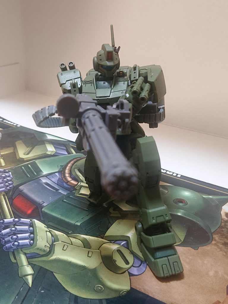 解説文④:本機の運用本機の初陣はUC0083年4月下旬のスマトラ島アチェ地区のジオン残党殲滅であった。残党の戦力はグフ6機、ザクⅡ9機、ズゴック4機とバンガロール隊の倍以上だった。そこで第2小隊の陽動による敵部隊の誘引を行い、待ち伏せをしていた本機の射撃により4機を一挙に撃破、その後も再編成時に着任したパイロットが予想を越えた技量を発揮したため、順調に作戦は進展し敵MS部隊を全滅させ残存兵力を投降させた。この写真はその作戦で撮られたものとされる解説文⑤へ続く