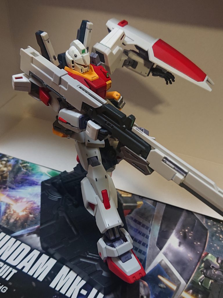 解説文③：本機の運用①エイレン、ミクの両名は同時期に配備が始まったばかりであるバーザム改の操縦訓練を受けていたため、似た特性を持つ本機の習熟は早く、11月14日には本機での初戦闘を行った。エゥーゴのサラミス改2隻、ネモ8機との戦闘であり、エイレンとミクは各3機を撃墜、エイレンはさらに1隻を撃沈する戦果を挙げた。バーザム改3機も随伴していたが、それらのパイロットからは「オレたちの機体と性能差は大きくないのによくもあそこまでやれる」と評された