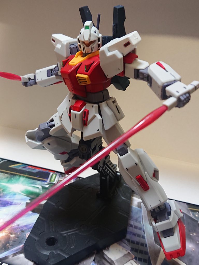 解説文⑤：草加ミク中尉草加ミク中尉はエイレン・ユーリ少佐の直属の部下かつエイレンのパートナーであった。真面目で厳格だが優しい所もある性格のため、少々抜けているエイレンをしっかりと支えていた。彼女はエイレンより1年遅いUC0061年に軍人の家系である草加家に生まれる。彼女が中学1年生の頃にエイレンと出会い、数ヵ月後にはエイレンが草加家で暮らす事となったため、姉妹のような関係となっていた。また、エイレンが士官学校に入ったのは彼女が高校卒業をしたら士官学校を目指している事を知り、それを守ってあげたいという事もあったとの事をUC0080年のインタビューで語られている。一年戦争時は高校生であったものの、前線から避難した市民へのボランティアなどにも積極的に参加するなどの事をしていた。そして、UC0080年に士官学校に入り、UC0084年には少尉として連邦宇宙軍に配属された。また、UC0086年にはエイレンからの告白を受けて付き合う事となった。エイレンは彼女との初対面の時点で一目惚れしていたらしく、一緒に暮らすうちに一生を共にしたいとしていたらしい。いわゆる百合である。筆者は好きだ。そしてUC0087年にティターンズにエイレンと共に入りエゥーゴとの戦闘を各地で繰り広げる。ダカール演説後は、エイレン同様にエゥーゴの