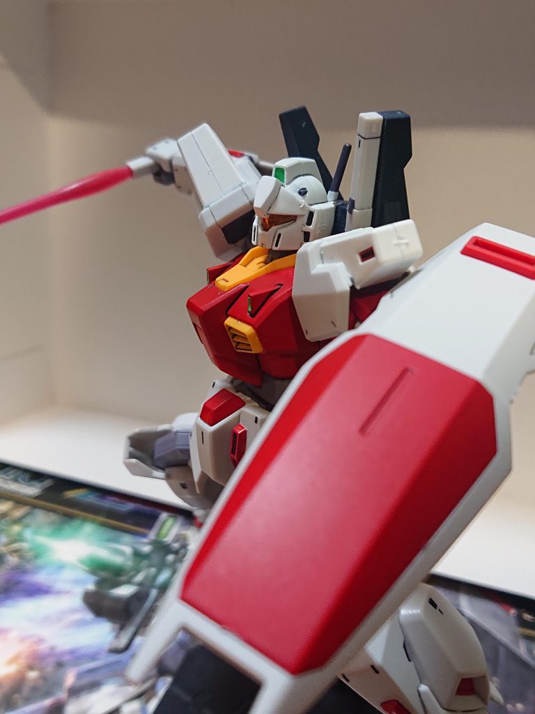 ミク「…お前らぁぁ！！！」デブリの中を突っ切りジム・クゥエル部隊に急接近、ビーム・サーベルの一閃で1機を撃墜した。ジム・クゥエル部隊は味方機からの攻撃で混乱、そこへエイレン機の狙撃もあり毒ガス輸送部隊の後衛を壊滅させた。エイレン「ヨシ、ガスを…」エイレン機が加速しながら狙撃体勢へ移行しボンベを照準に入れるエイレン「させないわよ…！」そしてトリガーボタンを押し、ロング・ブレード・ライフルを発射、毒ガスボンベを破壊した。