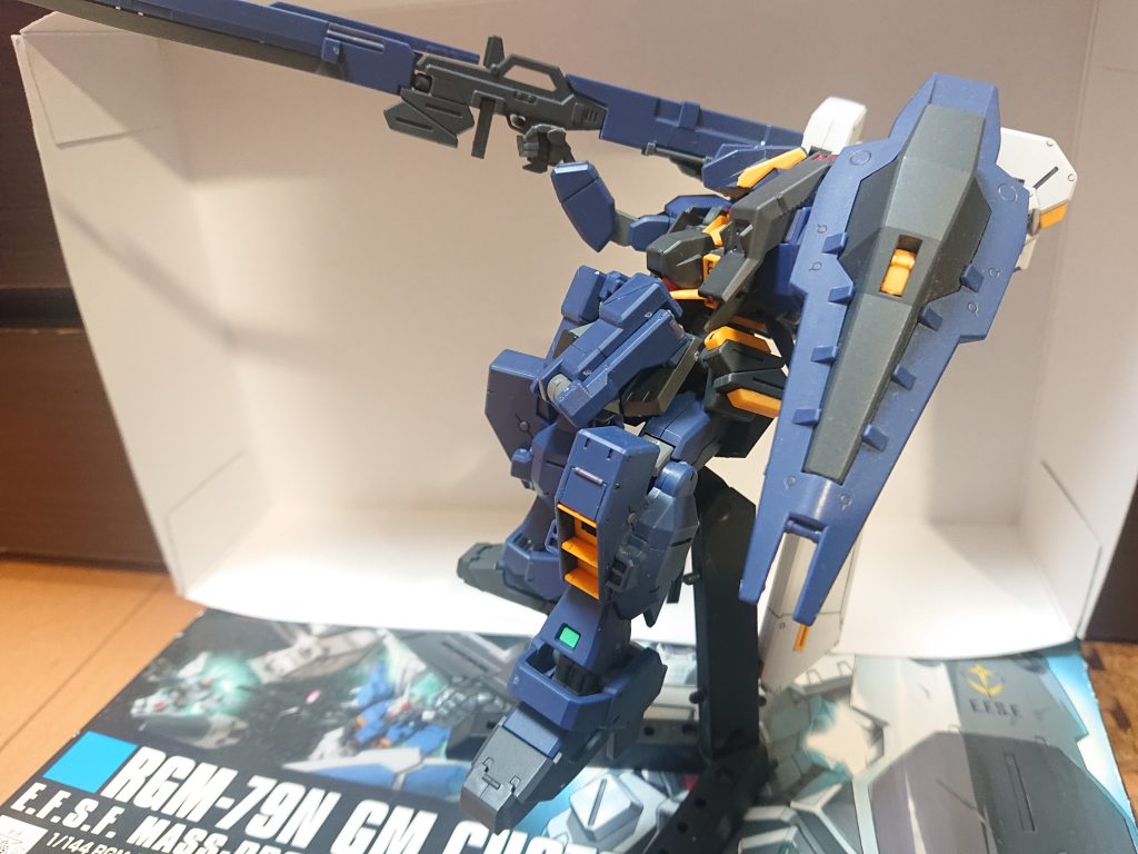 その予想が的中してか、コロニー内に侵入したヘイズル・アウスラ4機に圧倒されていたエゥーゴ兵「クソッ!増援がガスを破壊し、少しは減らしてくれたらしいが…!ぐわっ!!」ジャンプしてロング・ブレード・ライフルを避けるもそれは陽動であり、ウィンチ・キャノンで撃ち抜かれて爆散し残骸が地表に降り注ぐ。また貫通したビームが宇宙港に命中、避難していた民間人も巻き込まれるアウスラA「ははっ!デブリも一緒に焼けたな!!」アウスラB「このままコロニーもぶち壊しちまえ」エゥーゴ隊長「クソ!旧式のくせに!」体勢を崩しつつジム・ライフルを撃つも、トライ・ブースター・ユニットを使い強引な機動で回避、接近するエゥーゴ隊長「殺られ…!…何!?」アウスラA「なんだ!?!?」