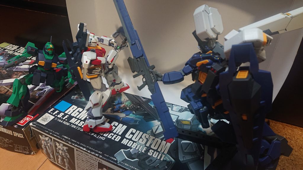 エイレンのジム・カスタムMk-Ⅱがシールドを投擲し1機の体勢を崩しつつネモへ斬りかかる機体へ急速接近し割り込み、ネモをロング・ヒート・ブレードで斬ろうとしていたアウスラを同じくロング・ヒート・ブレードで押し返す。エゥーゴ隊長「あれは…ティターンズ!?」ミク「そこのエゥーゴ!」エゥーゴ隊長「また…ティターンズか…?」ミク機が膝を付いているネモの前に立つミク「そう!民間人を守るのを手伝え!非合法なテロリストとはいえ、スペースノイドのために…って言うのならできるでしょう…?」エゥーゴ隊長「お前らもこうやって白色テロしてるだろ…分かってるよ、やるよ…」民間人を狙っていたヘイズル・アウスラのうち1機を、ミクがビーム・サーベルで斬りかかり脚を破壊し体勢を崩させ、ネモのビーム・ライフルで撃墜させるアウスラB「ジョン!!…よくも!」ビーム・ライフルでエイレンを狙うもことごとくシールドで適切に防がれるエイレン「ここがコロニーの中…と言ってもあんた達には無駄なんでしょうね…」アウスラA「こいつ…!…キャノン!!」ウィンチ・キャノンを接近するエイレン機の後方へ射出、後ろから攻撃しようとするが…