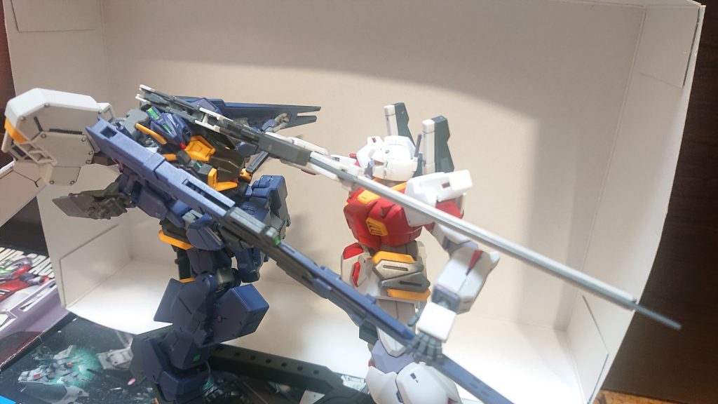 エイレン「そっちから来てくれるなんて、運の良い…!」ワイヤーを掴み、ヘイズル・アウスラフルアーマー形態を掴み寄せる。動揺してるのか手足をバタつかせるが…エイレン「はぁっ…!」ロング・ブレード・ライフルの銃床で殴打、銃床は使用不能な程に損壊したが、ミサイルポッド、ヘイズルの強化センサー、左側ユニバーサル・スラスターを破壊した。アウスラA「いってぇ!!」勢いか頭をディスプレイにぶつけヘルメットのバイザーが割れて頬や眉にささるエイレン「もらったわ」ビーム・ライフルから分離したヒート・ブレードをコックピットへ突き刺す。赤熱はしていないが機体のパワーで無理やり捩じ込み、コックピットから液体や煙、悲鳴が出たのを確認したあと、もう1機のヘイズル・アウスラへ向かう