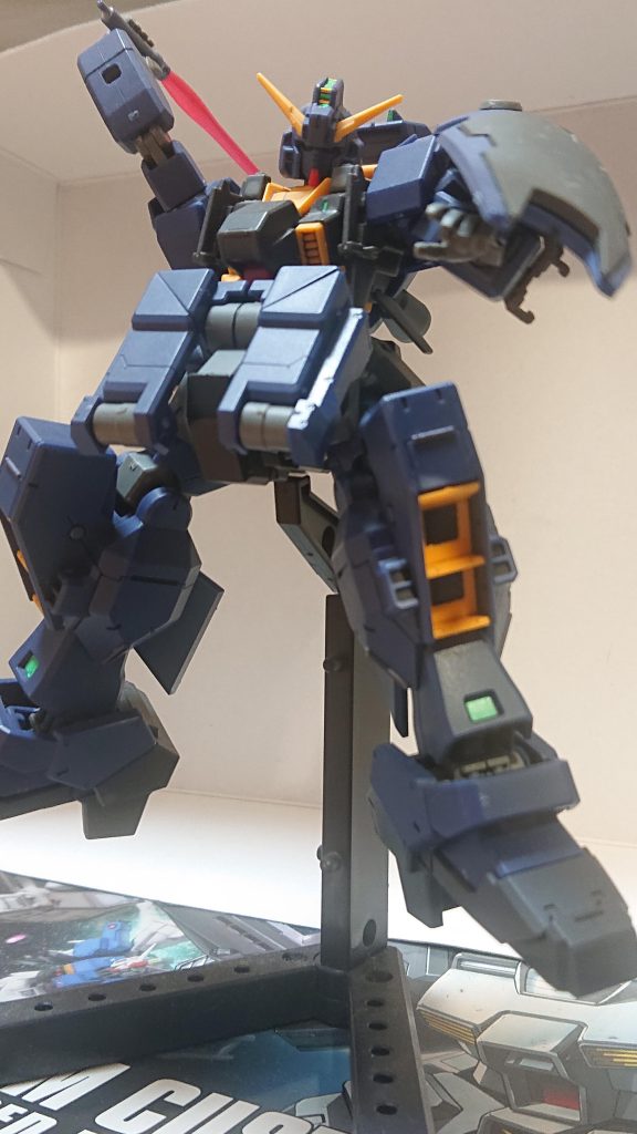 アウスラB「またしてもよくも!」急上昇しエイレン機に対して降下する形で斬りかかるエイレン「判断が早い、やるわね…!」それを先のヘイズル・アウスラから奪ったロング・ヒート・ブレードで受け止めバルカンを撃つが、逆に左脚で蹴りを入れられて避けられたが…エイレン「その脚もらったわ!」ビーム・サーベルを左手に持ち、その左脚を切り裂くアウスラB「こいつ!」続けざまに胴体へ諸に蹴りを喰らい回転しながら吹き飛び、さらにロング・ブレード・ライフルで両腕を撃ち抜かれる。アウスラB「くっ!脱出す…できない!?壊れたn…」ジム・ライフルを持ったネモに撃ち抜かれ、ミラーの上で爆発して輝く。そして、ミク機が指揮官機のヘイズル・ラーⅡを撃墜、コロニー内の戦闘は終結した。