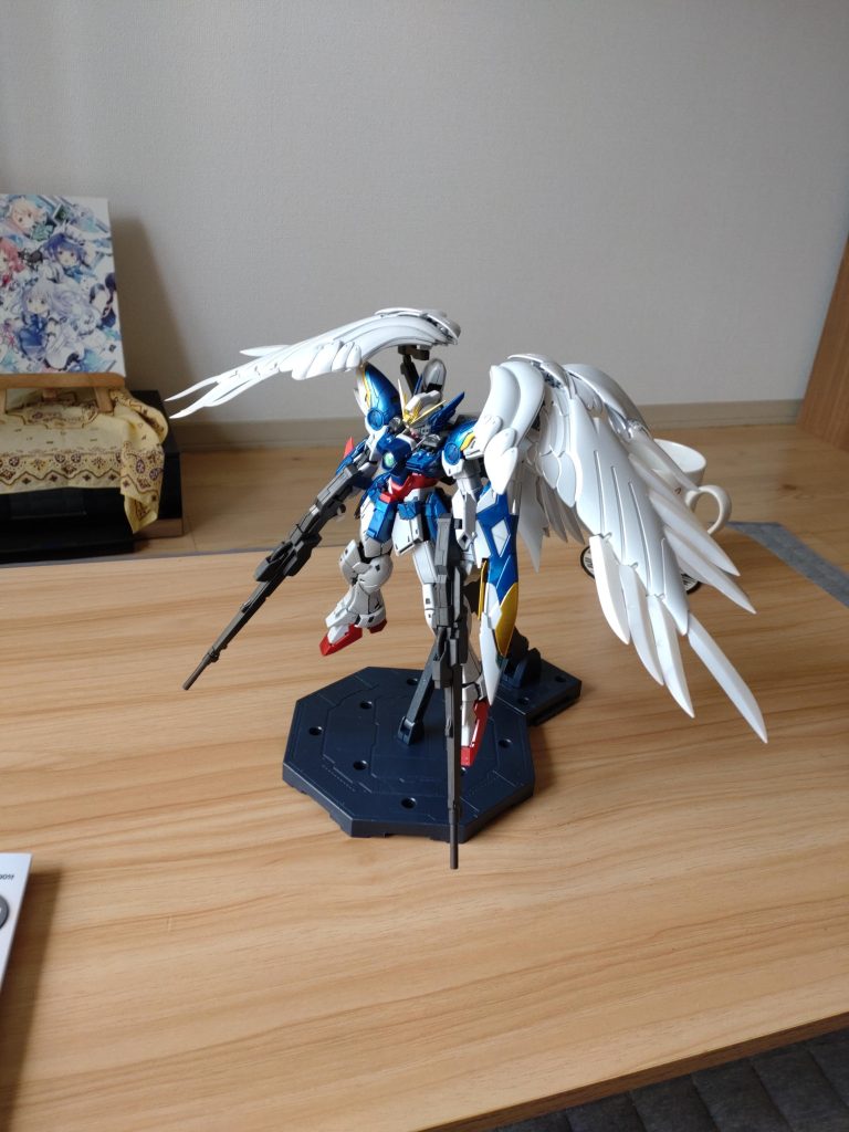 羽を付けて、武器を持たせてみました。チタニウムフィニッシュのおかげで白のパーツがギラギラに輝いていてとてもいいです。その他の色のパーツもかなりいい質感なので、完全なパチ組なのが信じられない仕上がりです