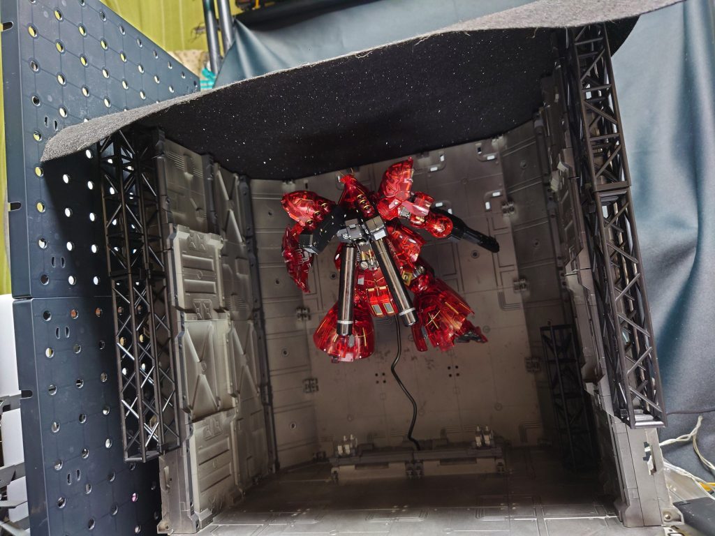 影の主役である撮影ジオラマ。古いウェーブ製のパネルに、ウェザリングとLEDを施してます。そしてスマホ。薄い本体と高性能カメラのおかげで、隙間から撮影できました。画面を見ながらライティングの調整ができ、アングルも色々と試せますね。ある意味スマホがないとダメですね(⌒-⌒; )