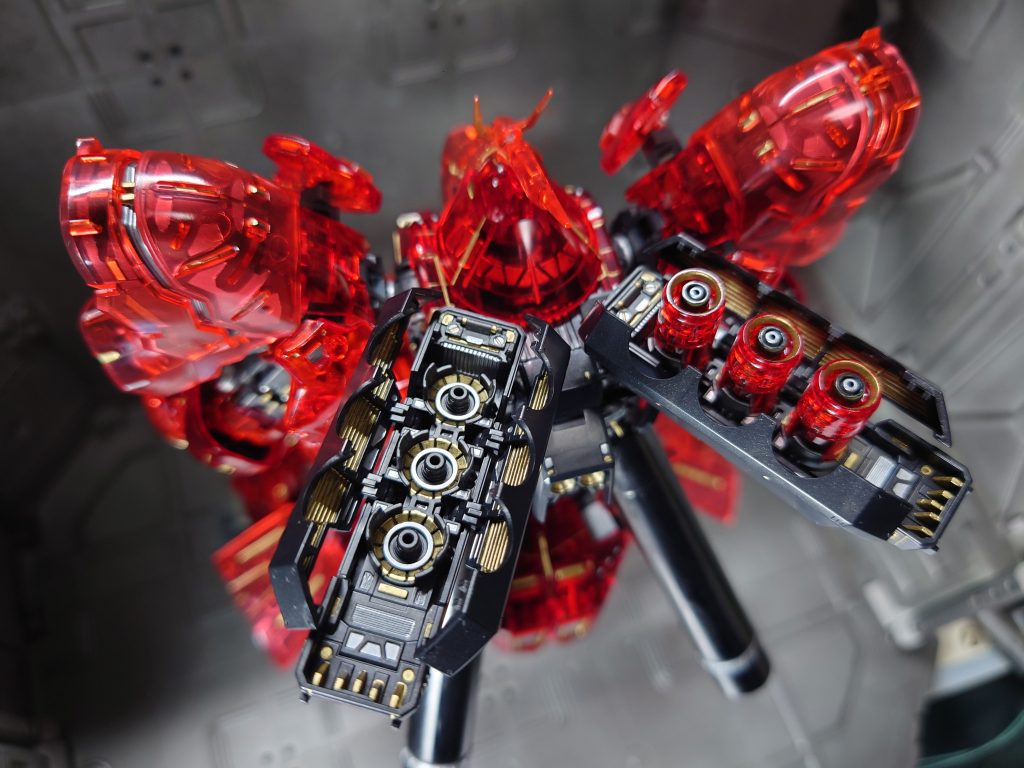 リアスカートもでしたが、ファンネルコンテナの内側。無駄にディティールが細かい(-_-;)