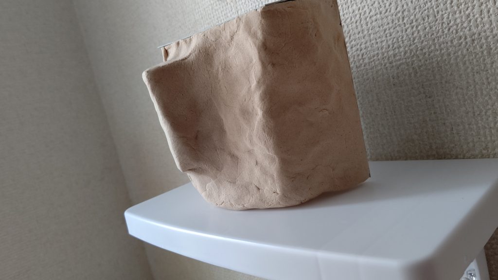 土台作り木粉粘土とプラ板と発砲スチロール乾燥させて