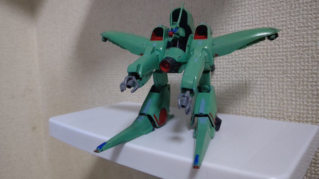 旧キットの箱絵の機体色をイメージして作り上げました欠損部品はプロペラントタンク片方、両手、モノアイ、左ノズル1つ、頭の角左側、左側の足後方部分プラ板とパテとプラ棒と余ってたノズル使い修理しました継ぎ目消しに液体パテ使いました隙間が大きくて削っても意味なかったので💦色は筆塗り全塗装しました 機体ベースカラーはエアスペリオリティブルーとデイトナグリーンを混ぜて作った色ですヘッドと他の一部はコバルトブルー赤い部分はモンザレッド手はニュートラルグレーですノズルはつや消しタイヤ色  